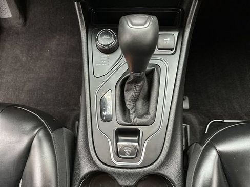 Used 2019 Jeep Cherokee Latitude Plus w/ Comfort/Convenience Group AWD/4WD image 22