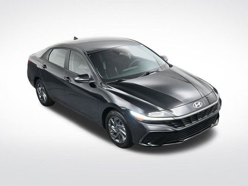 Used 2024 Hyundai Elantra SEL image 21