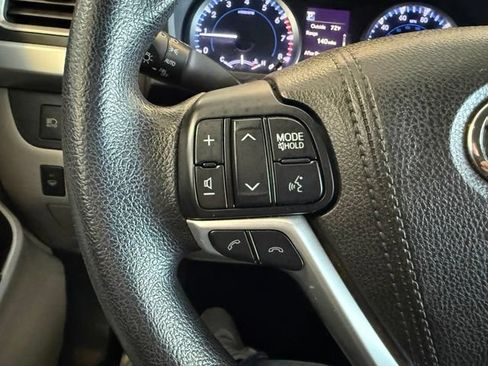 Used 2017 Toyota Highlander LE w/ Carpet Mat Package FWD image 19