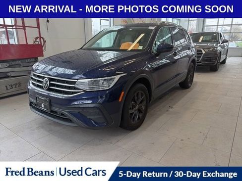 Used 2022 Volkswagen Tiguan SE w/ Panoramic Sunroof Package image 2