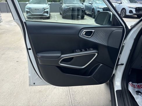 Used 2025 Kia Soul LX w/ LX Technology Package FWD image 10