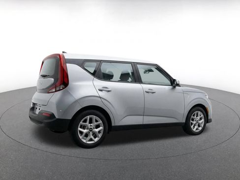 Used 2025 Kia Soul LX w/ LX Technology Package FWD image 9