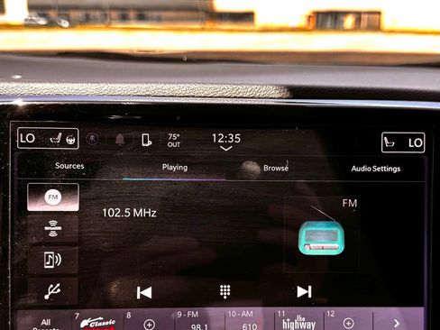 Used 2023 Chrysler Pacifica Touring-L FWD image 5