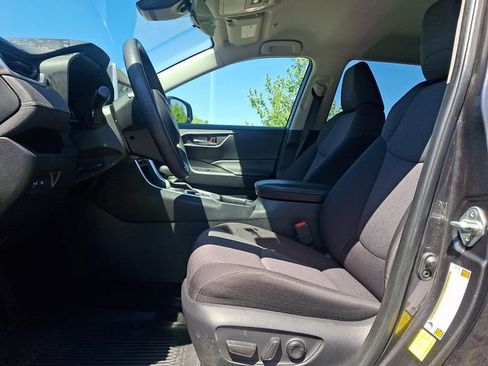 Used 2025 Toyota RAV4 XLE AWD/4WD image 13