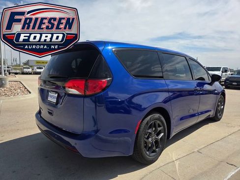 Used 2018 Chrysler Pacifica Touring Plus w/ S Appearance Package FWD image 7