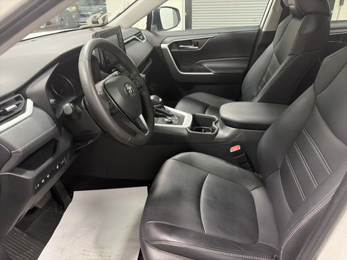 Used 2022 Toyota RAV4 XLE Premium image 14