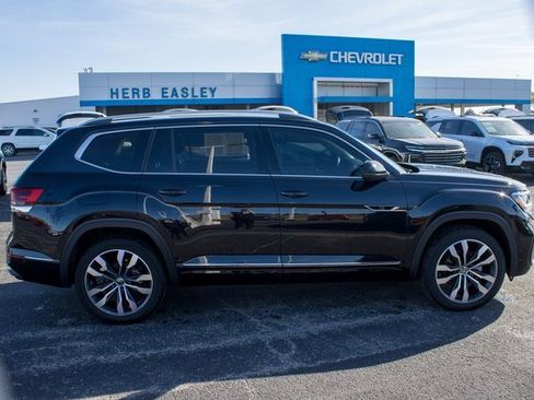 Used 2023 Volkswagen Atlas SEL Premium image 2