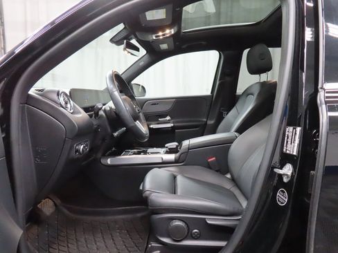 Used 2022 Mercedes-Benz GLB 250 4MATIC image 9