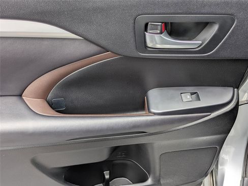 Used 2016 Toyota Highlander XLE FWD image 16
