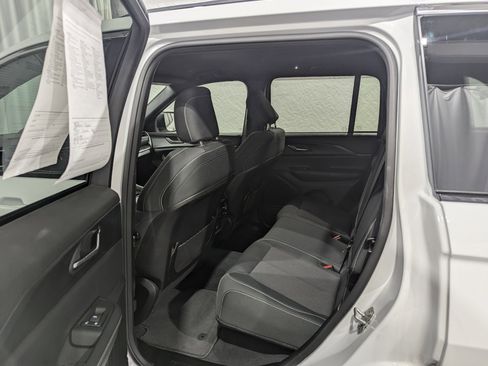 Used 2024 Jeep Grand Cherokee Laredo image 9