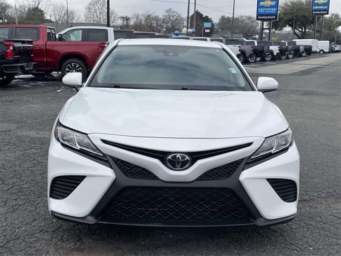 Used 2020 Toyota Camry SE image 2