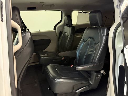 Used 2017 Chrysler Pacifica Touring-L image 17
