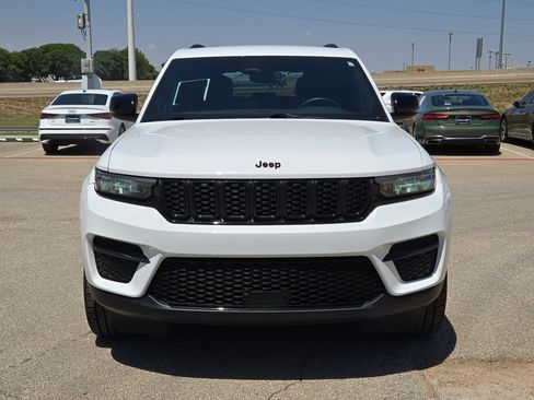 Used 2023 Jeep Grand Cherokee Altitude AWD/4WD image 10