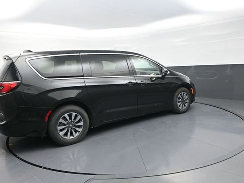 Used 2024 Chrysler Pacifica Limited FWD image 6