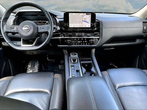 Used 2025 Nissan Pathfinder SL FWD image 9