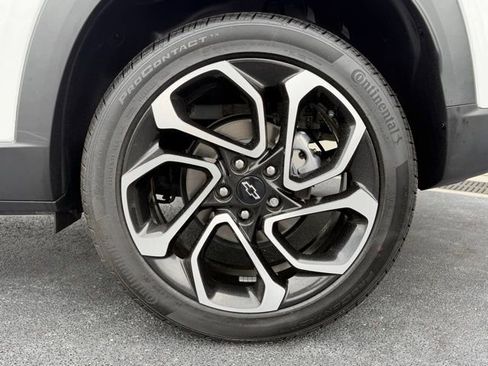 Used 2025 Chevrolet Trax RS w/ Sunroof Package FWD image 22