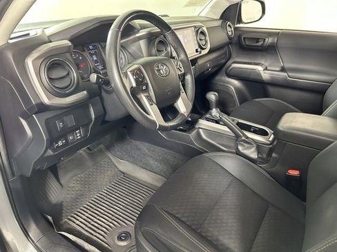 Used 2021 Toyota Tacoma SR5 w/ Trail Edition image 14