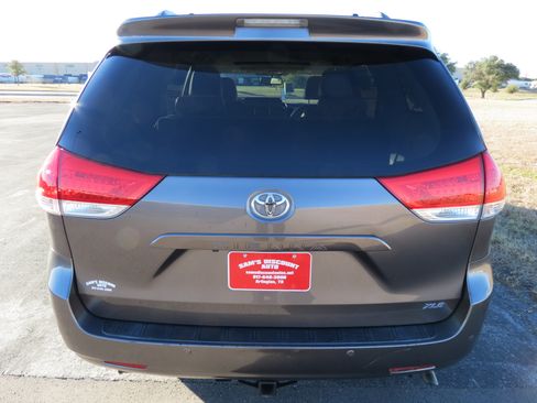 Used 2011 Toyota Sienna XLE image 8