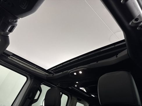 Used 2025 Jeep Wrangler Unlimited Rubicon image 31