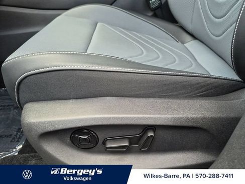 Certified 2026 Volkswagen Tiguan SE AWD/4WD image 14
