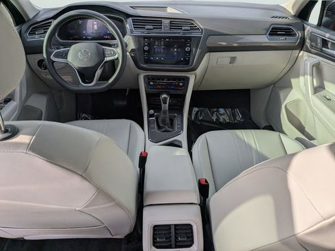 Used 2023 Volkswagen Tiguan SE w/ Panoramic Sunroof Package FWD image 11