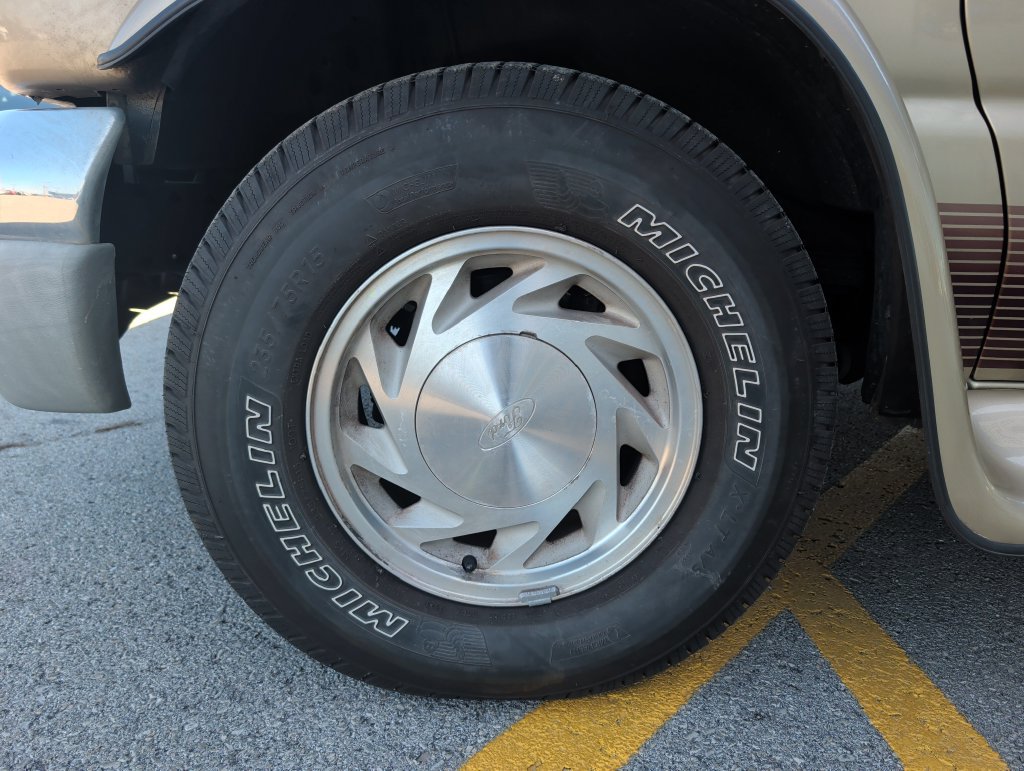 Used 1999 Ford E-150 and Econoline 150 RWD image 4