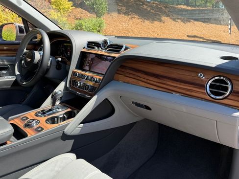 Certified 2025 Bentley Bentayga AWD/4WD image 3