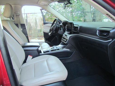 Used 2020 Ford Explorer XLT w/ Equipment Group 202A RWD image 17