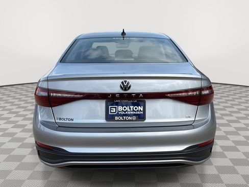 Certified 2025 Volkswagen Jetta SE image 4