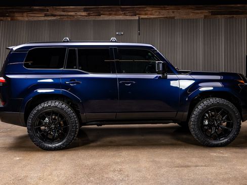 Used 2025 Lexus GX 550 w/ Accessory Package (2T) image 11