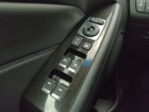 Used 2016 Kia Cadenza Limited image 27