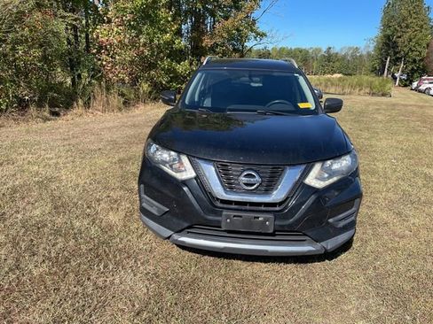 Used 2017 Nissan Rogue SV image 2