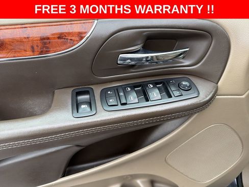 Used 2014 Chrysler Town & Country Touring image 12