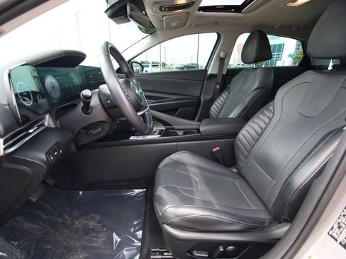 Used 2023 Hyundai Elantra Limited w/ Preferred Accessory Package FWD image 6
