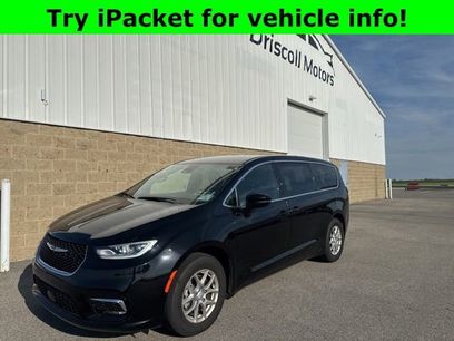 Used 2025 Chrysler Pacifica Select