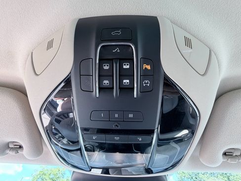 Used 2018 Maserati Levante AWD/4WD image 17