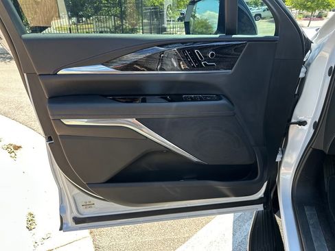 Used 2026 Cadillac Escalade IQL Luxury AWD/4WD image 16