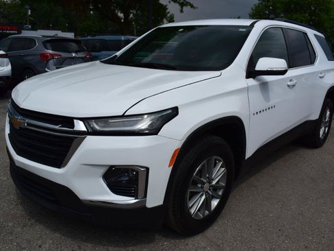 Used 2023 Chevrolet Traverse LT FWD image 2