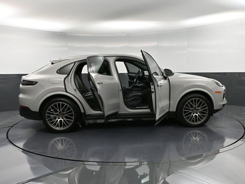 Certified 2023 Porsche Cayenne Platinum Edition image 37