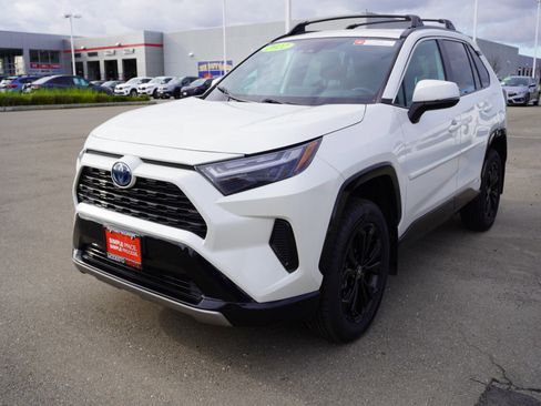 Used 2022 Toyota RAV4 SE image 8