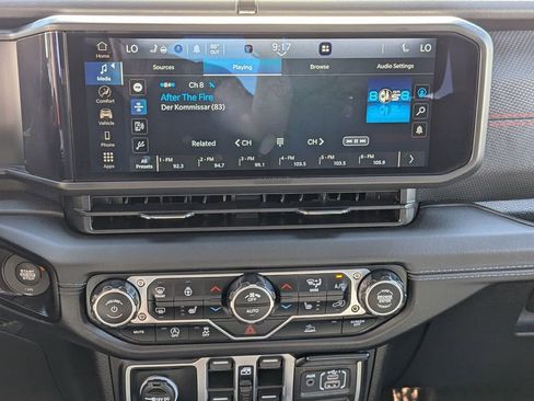 Used 2025 Jeep Wrangler Rubicon w/ Convenience Group image 19