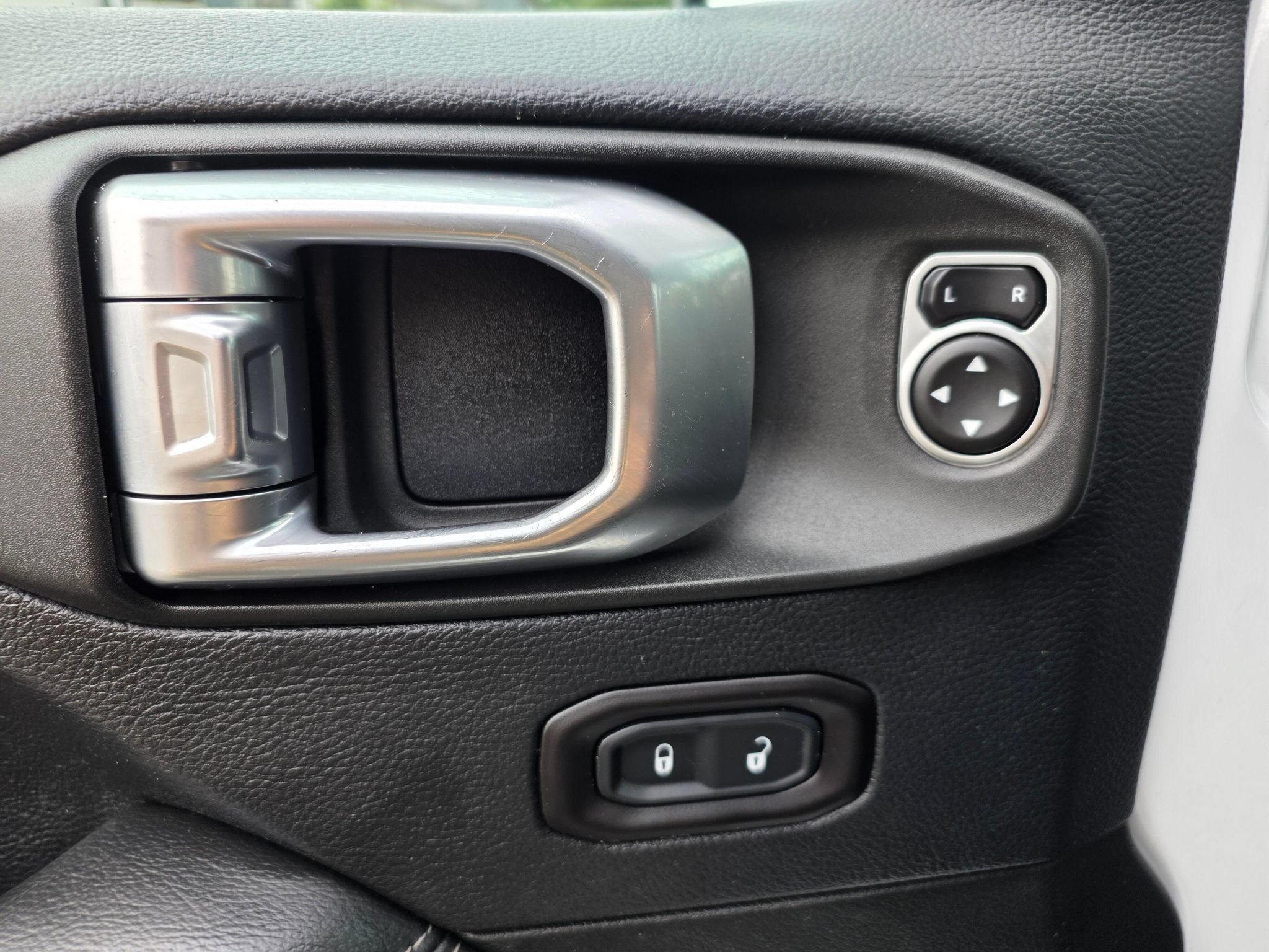 Used 2018 Jeep Wrangler Unlimited Sahara AWD/4WD image 22