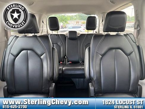 Used 2023 Chrysler Pacifica Touring-L FWD image 13