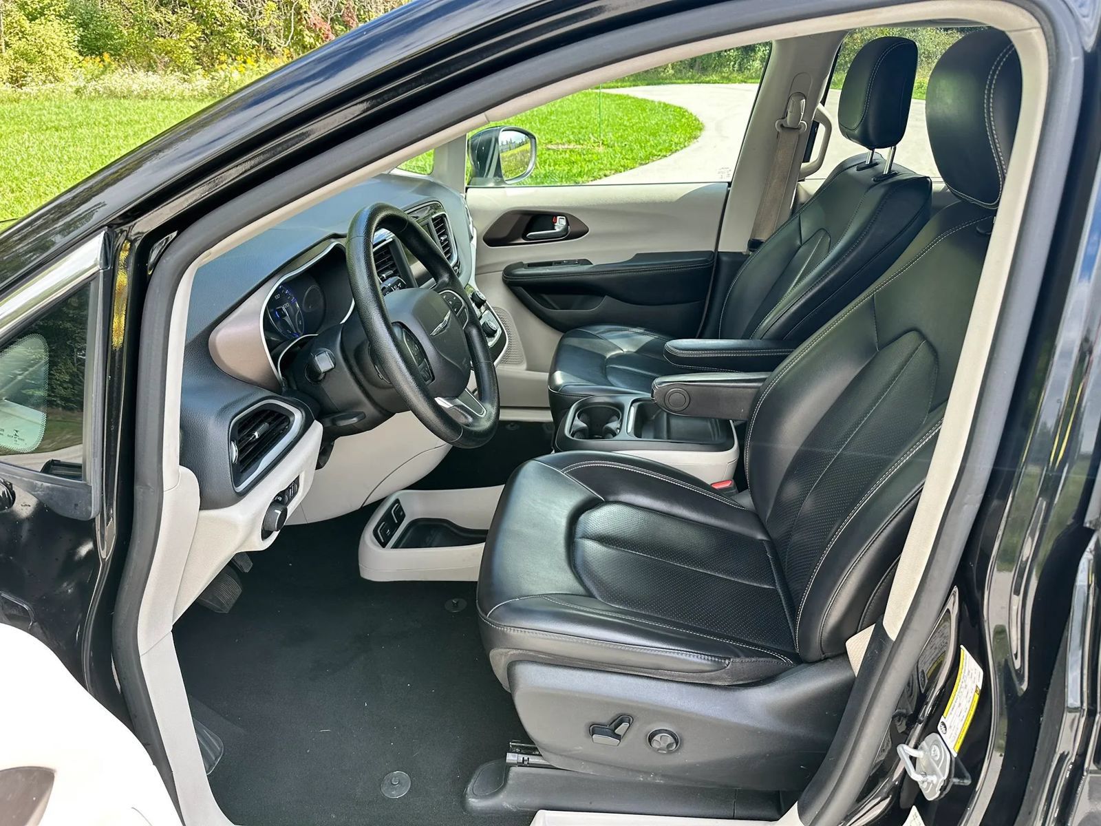 Used 2020 Chrysler Voyager Lxi FWD image 11