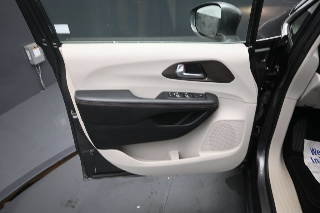 Used 2017 Chrysler Pacifica Touring-L Plus FWD image 23
