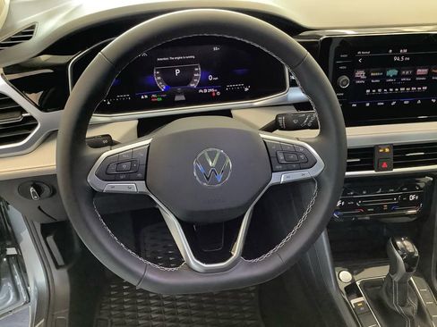 Used 2025 Volkswagen Taos SE AWD/4WD image 9