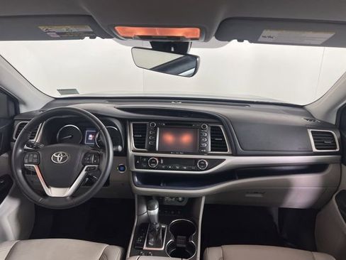 Used 2019 Toyota Highlander XLE image 17