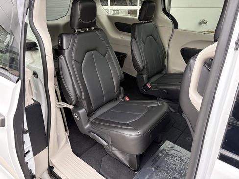 Used 2024 Chrysler Pacifica Touring-L w/ Road Tripper Package image 19