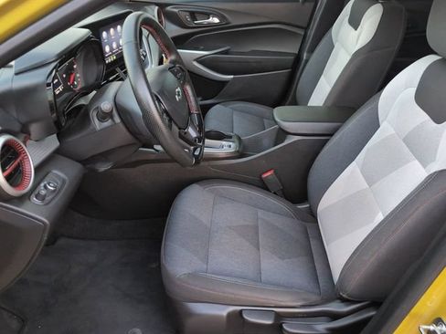 Certified 2024 Chevrolet Trax RS w/ Sunroof Package FWD image 17