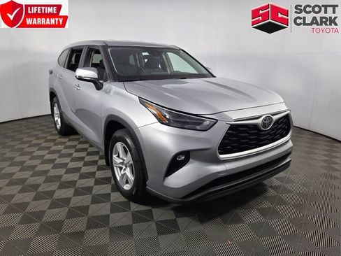 Used 2024 Toyota Highlander LE AWD/4WD image 1
